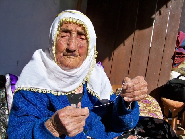 205 TORUNLU NİNEYE İĞNEYE İPLİK TAKMAK, OYUN GELİYOR.
