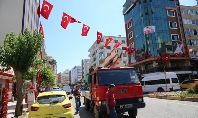 5 TEMMUZ’DA CADDELER BAYRAKLARLA DONATILIYOR