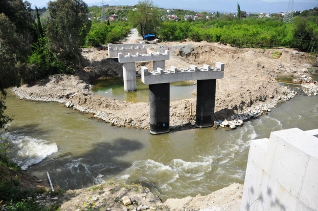 ASİ NEHRİ’NİN İKİ YAKASINI BİRLEŞTİRECEK KÖPRÜDE SONA YAKLAŞILDI