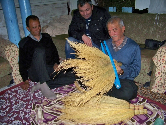 HASSA’DA SÜPÜRGE YAPIMI