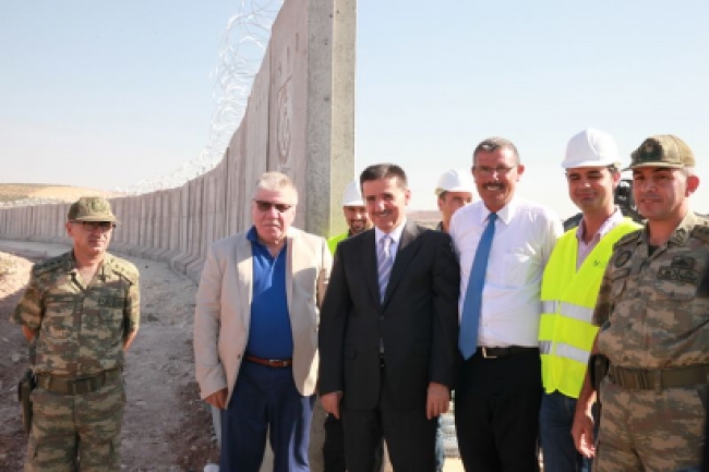 HATAY VALİSİ REYHANLI İLÇESİ SINIR BÖLGESİNDE DUVAR İNŞAATLARINA İNCELEMELERDE BULUNDU.