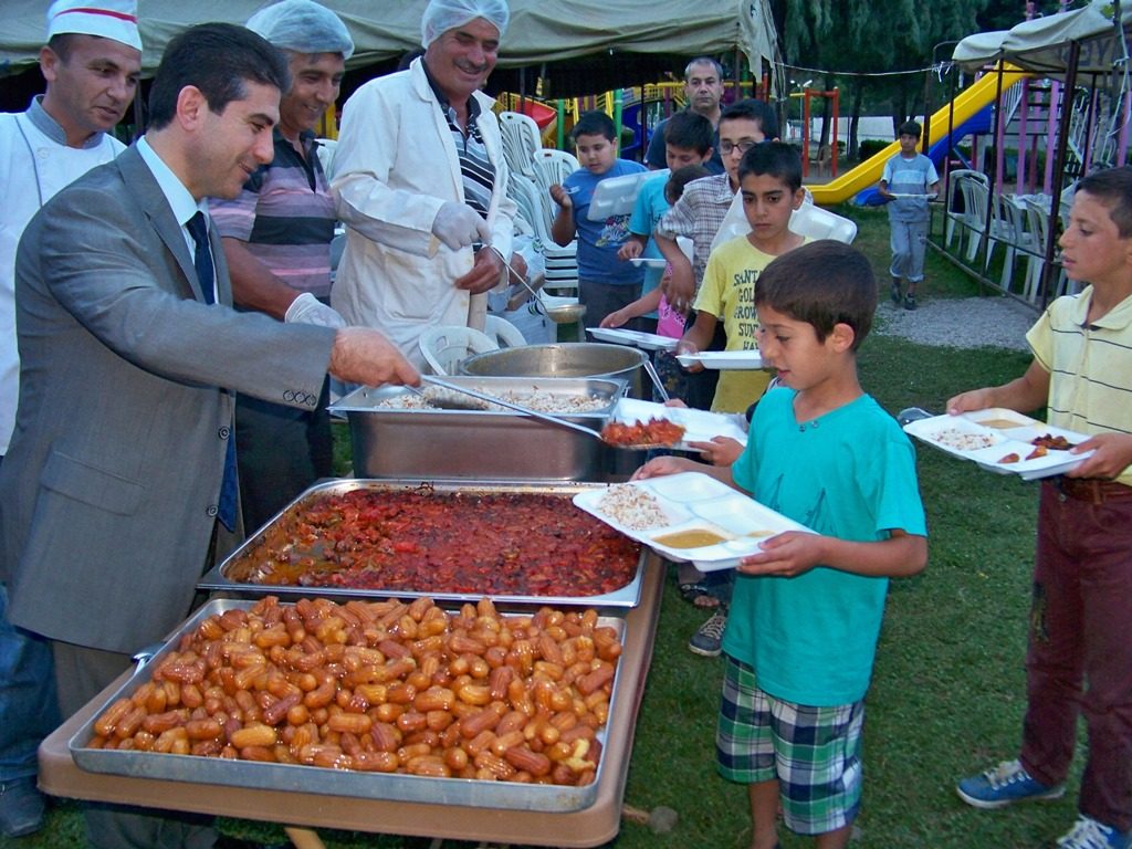 HASSA’DA İFTAR ÇADIRI KURULDU.