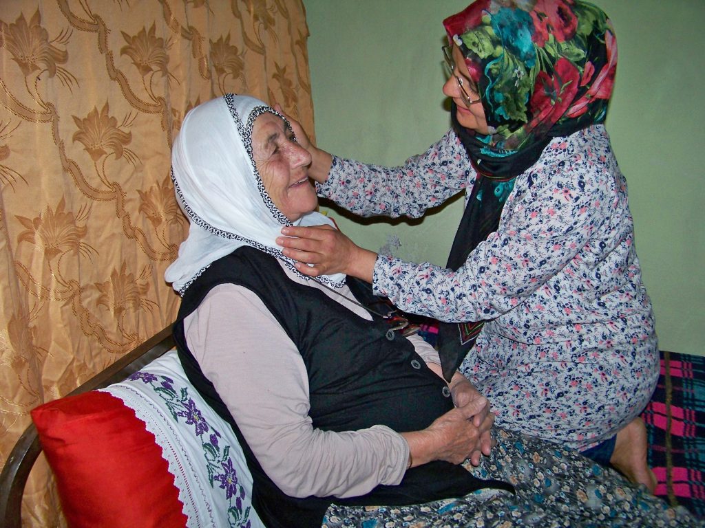 HASSA’DA ŞEFKATLİ ELLER,BURUK GÖNÜLLERİ MUTLU EDİYOR.