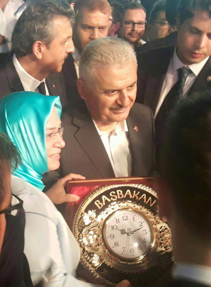 HASSA BAKIR İŞLEME ÜRÜNÜ ,BAŞBAKAN’A HEDİYE EDİLDİ.