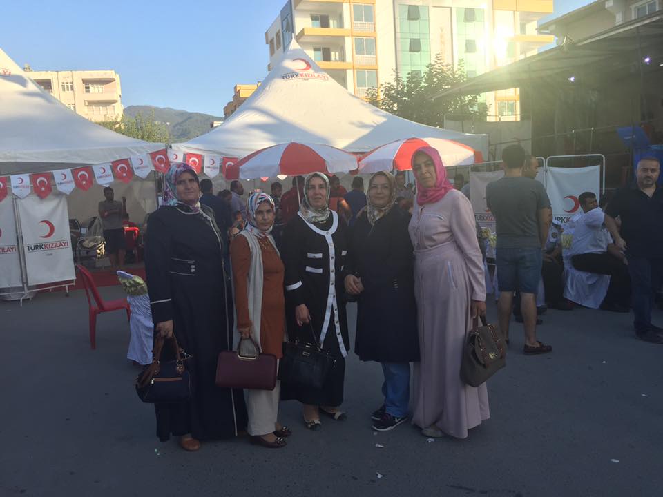 DÖRTYOL AK PARTİ KADIN KOLLARINDAN BUSENUR İÇİN DESTEK