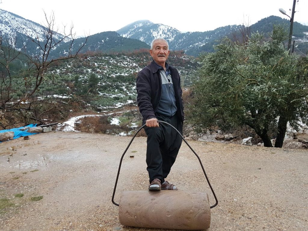 HASSA’DA TOPRAK EVLERDE YAŞAM DEVAM EDİYOR.
