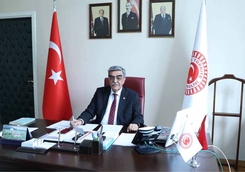 Eğitim sistemi yaz-boz tahtasına dönmüştür.