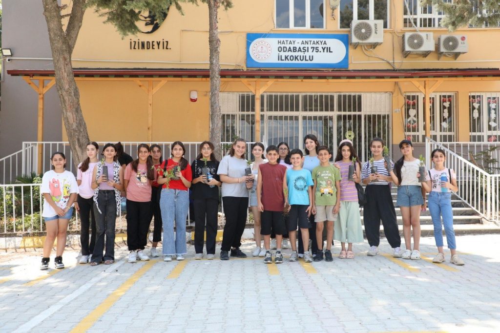 ÇOCUKLAR FİDANLARI TOPRAKLA BULUŞTURDU
