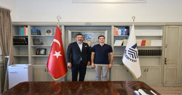 foto.jpg Arsuz Belediyesi Başkanı ve Bodrum Belediye Başkanı Tamer Mandalıcı