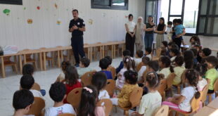 Hatay Büyükşehir Belediyesi İtfaiyesi çocuklara yangın güvenliği etkinliğinde ekipman tanıtımı