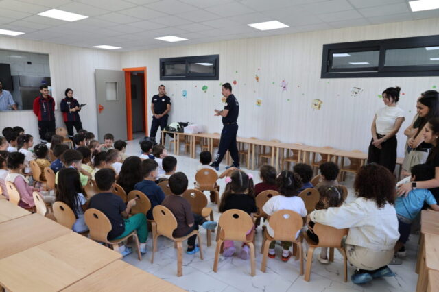 foto.jpg Hatay Büyükşehir Belediyesi İtfaiyesi çocuklara yangın güvenliği etkinliğinde ekipman tanıtımı