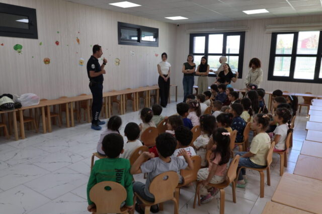 foto.jpg Hatay Büyükşehir Belediyesi İtfaiyesi çocuklara yangın güvenliği etkinliğinde ekipman tanıtımı