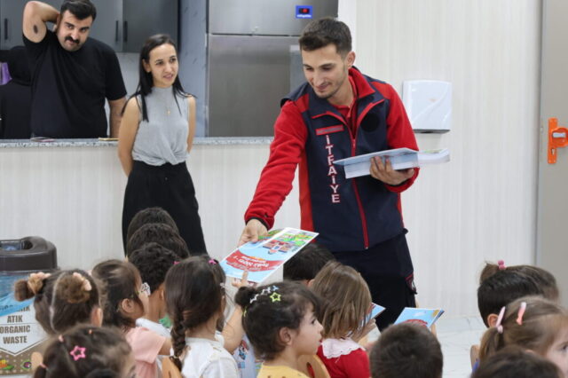 foto.jpg Hatay Büyükşehir Belediyesi İtfaiyesi çocuklara yangın güvenliği etkinliğinde ekipman tanıtımı
