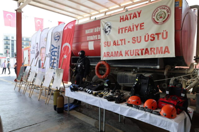 foto.jpg Hatay Büyükşehir Belediyesi İtfaiyesi çocuklara yangın güvenliği etkinliğinde ekipman tanıtımı