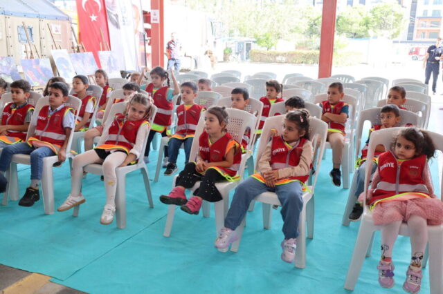 foto.jpg Hatay Büyükşehir Belediyesi İtfaiyesi çocuklara yangın güvenliği etkinliğinde ekipman tanıtımı