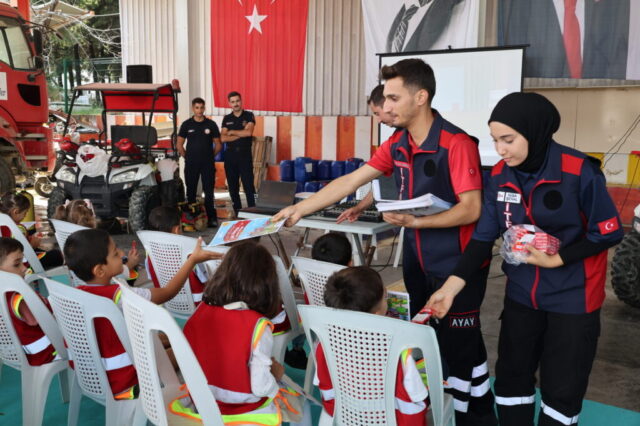 foto.jpg Hatay Büyükşehir Belediyesi İtfaiyesi çocuklara yangın güvenliği etkinliğinde ekipman tanıtımı