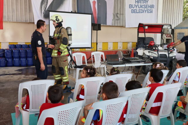 foto.jpg Hatay Büyükşehir Belediyesi İtfaiyesi çocuklara yangın güvenliği etkinliğinde ekipman tanıtımı