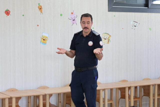 foto.jpg Hatay Büyükşehir Belediyesi İtfaiyesi çocuklara yangın güvenliği etkinliğinde ekipman tanıtımı