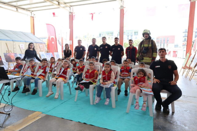 foto.jpg Hatay Büyükşehir Belediyesi İtfaiyesi çocuklara yangın güvenliği etkinliğinde ekipman tanıtımı