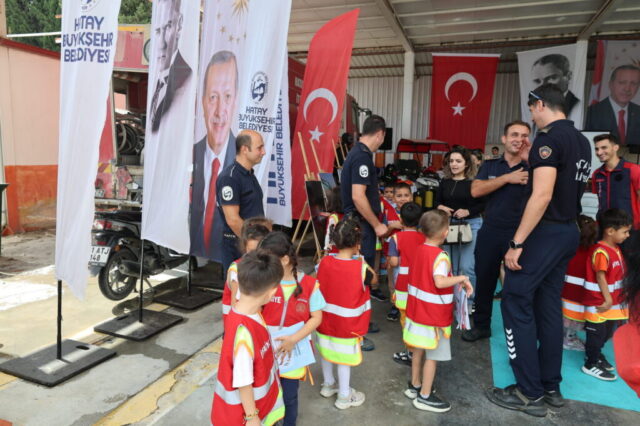 foto.jpg Hatay Büyükşehir Belediyesi İtfaiyesi çocuklara yangın güvenliği etkinliğinde ekipman tanıtımı