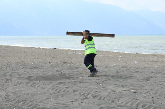 foto.jpg Samandağ sahilinde temizlik yapan HBB ekipleri