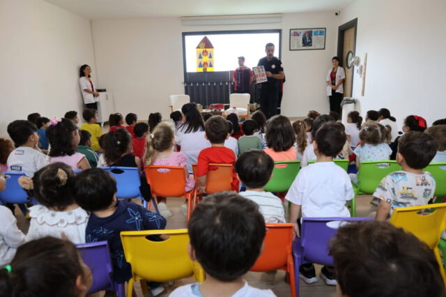 foto.jpg Hatay Büyükşehir Belediyesi İtfaiyesi çocuklara yangın güvenliği etkinliğinde ekipman tanıtımı