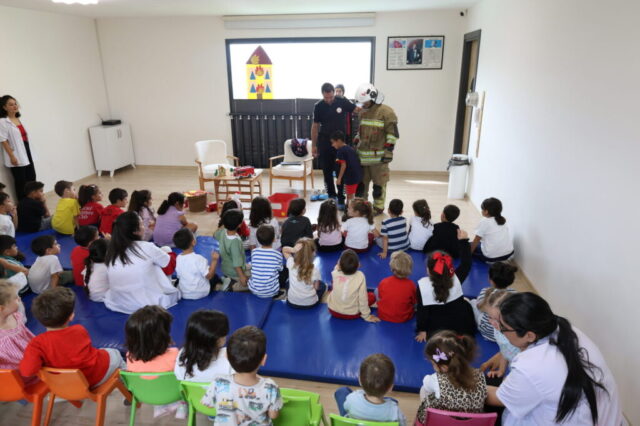 foto.jpg Hatay Büyükşehir Belediyesi İtfaiyesi çocuklara yangın güvenliği etkinliğinde ekipman tanıtımı