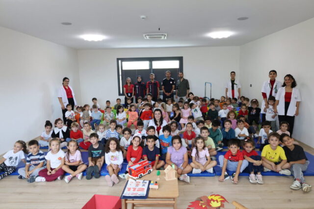 foto.jpg Hatay Büyükşehir Belediyesi İtfaiyesi çocuklara yangın güvenliği etkinliğinde ekipman tanıtımı
