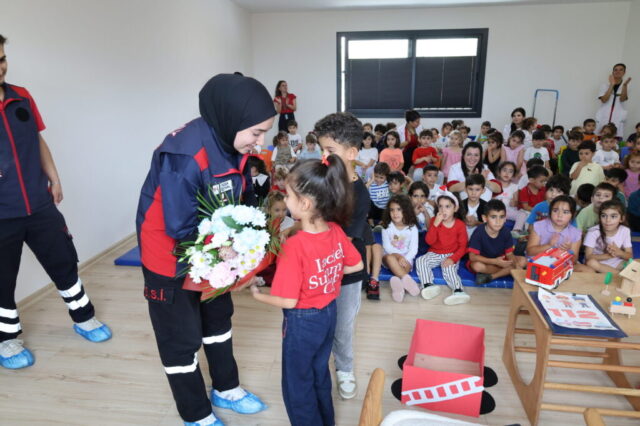 foto.jpg Hatay Büyükşehir Belediyesi İtfaiyesi çocuklara yangın güvenliği etkinliğinde ekipman tanıtımı