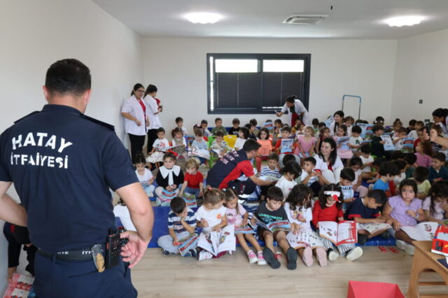 foto.jpg Hatay Büyükşehir Belediyesi İtfaiyesi çocuklara yangın güvenliği etkinliğinde ekipman tanıtımı