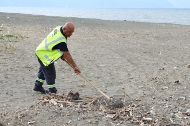 foto.jpg Samandağ sahilinde temizlik yapan HBB ekipleri