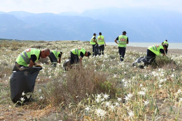 foto.jpg Samandağ sahilinde temizlik yapan HBB ekipleri