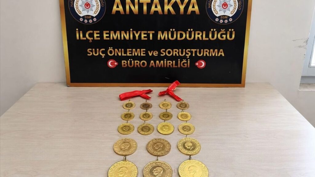 Hatay Antakya’da Otomobilden Düşen Altın Kesesi Şüpheli Güvenlik Kamerasıyla Yakalandı