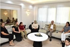 Antakya Belediyesi Başkanı İbrahim Naci Yapar evlerine kavuşan ailelerle fotoğraf çekerken
