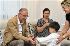 Antakya Belediyesi Başkanı İbrahim Naci Yapar evlerine kavuşan ailelerle fotoğraf çekerken