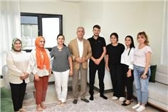 Antakya Belediyesi Başkanı İbrahim Naci Yapar evlerine kavuşan ailelerle fotoğraf çekerken