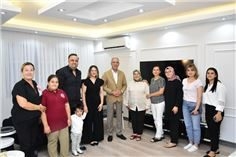 Antakya Belediyesi Başkanı İbrahim Naci Yapar evlerine kavuşan ailelerle fotoğraf çekerken