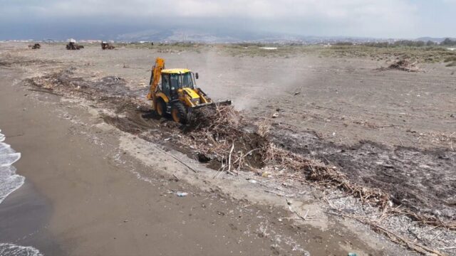 foto.jpg Samandağ sahilinde temizlik yapan HBB ekipleri