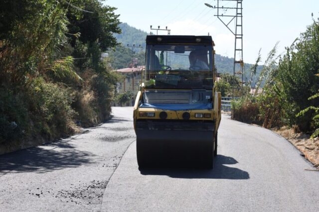 Defne ilçesindeki grup yolunda asfalt serimi yapan HBB ekipleri