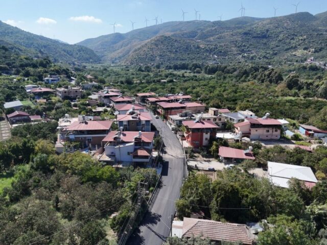 Defne ilçesindeki grup yolunda asfalt serimi yapan HBB ekipleri