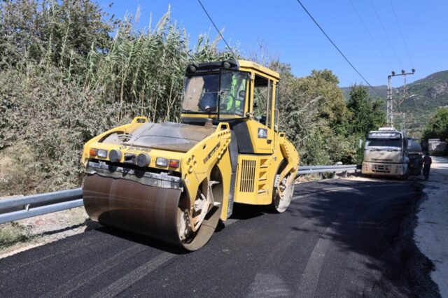 Defne ilçesindeki grup yolunda asfalt serimi yapan HBB ekipleri