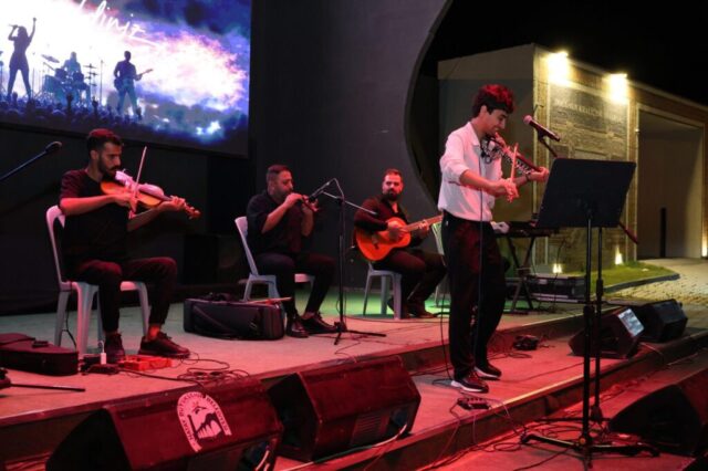 foto.jpg Hatay Büyükşehir Belediyesi Orkestrası konser sahnesi