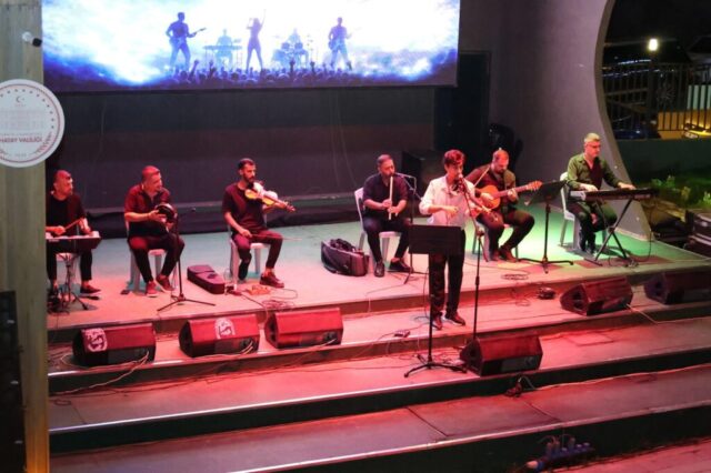 foto.jpg Hatay Büyükşehir Belediyesi Orkestrası konser sahnesi