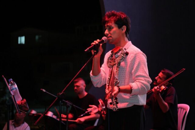 foto.jpg Hatay Büyükşehir Belediyesi Orkestrası konser sahnesi