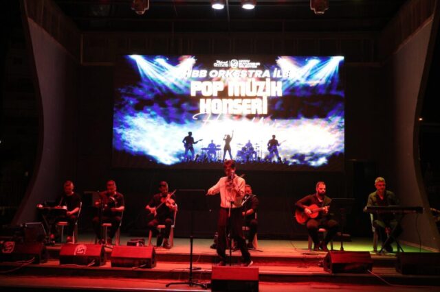 foto.jpg Hatay Büyükşehir Belediyesi Orkestrası konser sahnesi
