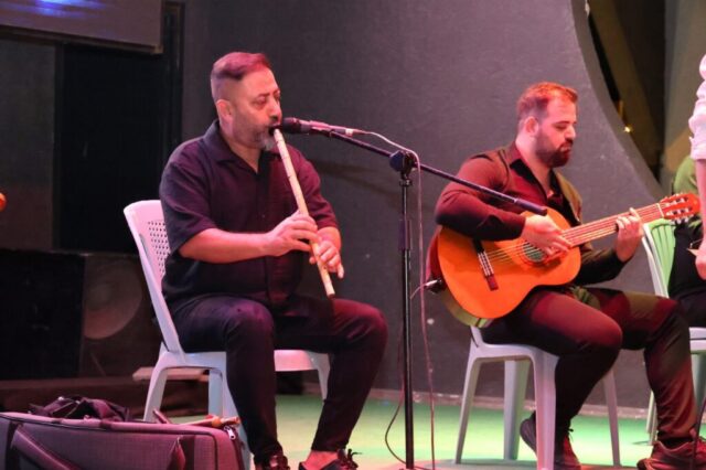 foto.jpg Hatay Büyükşehir Belediyesi Orkestrası sahnede pop şarkılar seslendiriyor