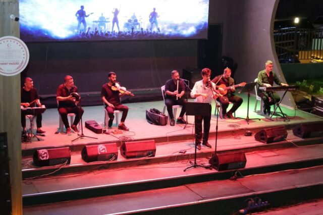foto.jpg Hatay Büyükşehir Belediyesi Orkestrası sahnede pop şarkılar seslendiriyor