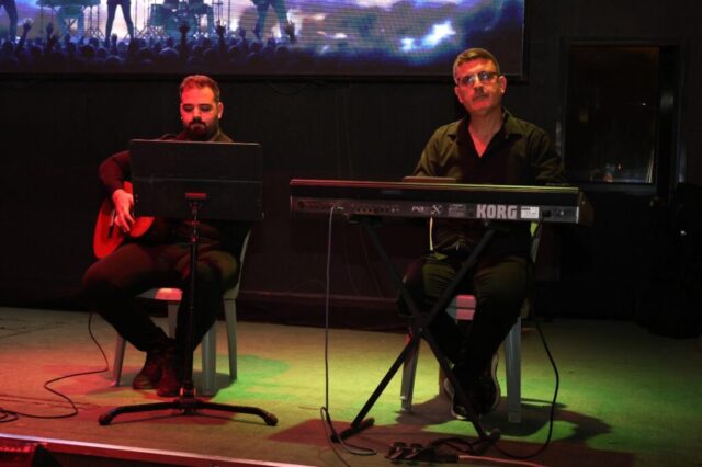 foto.jpg Hatay Büyükşehir Belediyesi Orkestrası sahnede pop şarkılar seslendiriyor