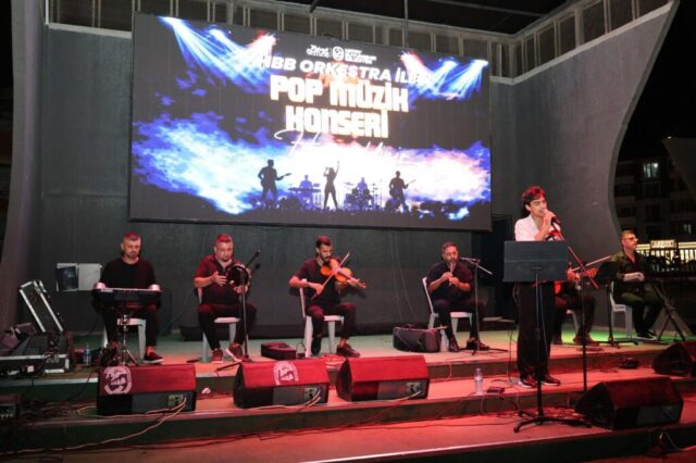 foto.jpg Hatay Büyükşehir Belediyesi Orkestrası sahnede pop şarkılar seslendiriyor