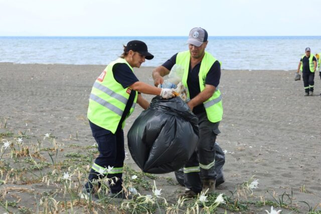 foto.jpg Samandağ sahilinde temizlik yapan HBB ekipleri